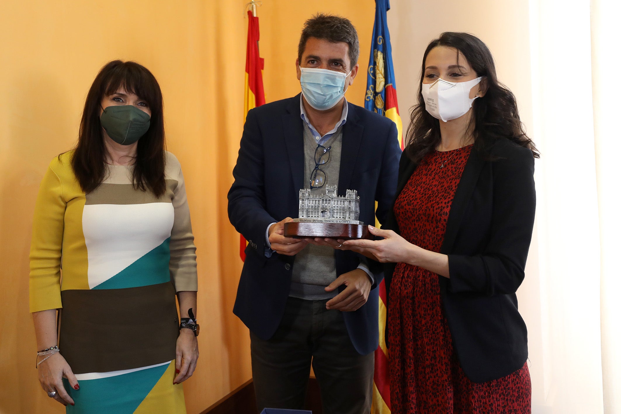 Mazón y Arrimadas, satisfechos de los gobiernos PP-Cs en la Diputación y en el ayuntamiento de Alicante Mazón y Arrimadas, satisfechos de los gobiernos PP-Cs en la Diputación y en el ayuntamiento de Alicante