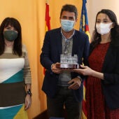 Julia Parra, Carlos Mazón e Inés Arrimadas, que recibe una réplica del MARQ