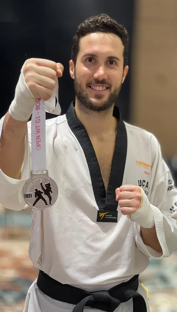 El taekwondista ilicitano Raúl Martínez García, con la medalla de plata del Open de Sarajevo.