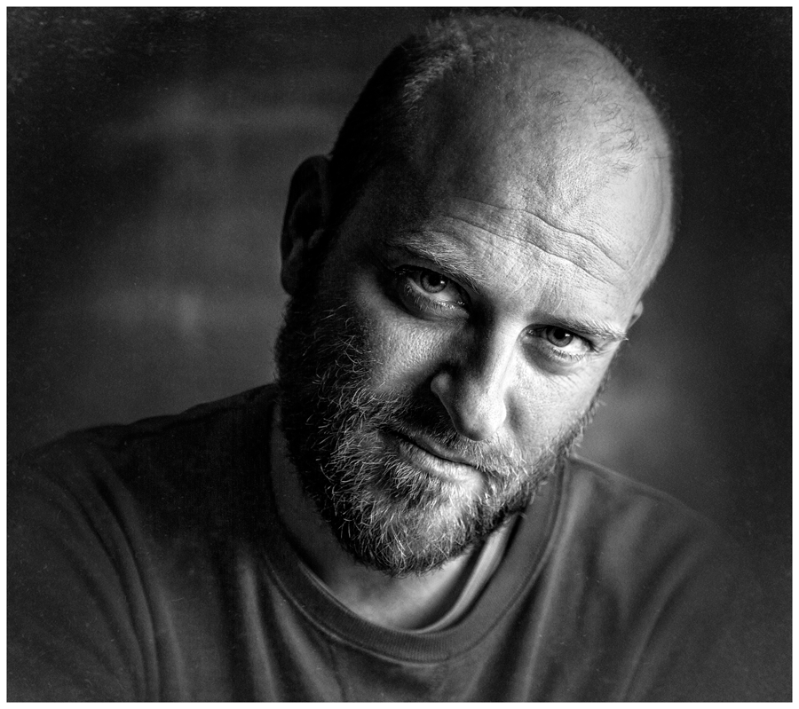 El escritor marbellí Alejandro Pedregosa habla de la vida y la muerte en su nuevo poemario titulado 'Barro' El escritor marbellí Alejandro Pedregosa habla de la vida y la muerte en su nuevo poemario titulado 'Barro'