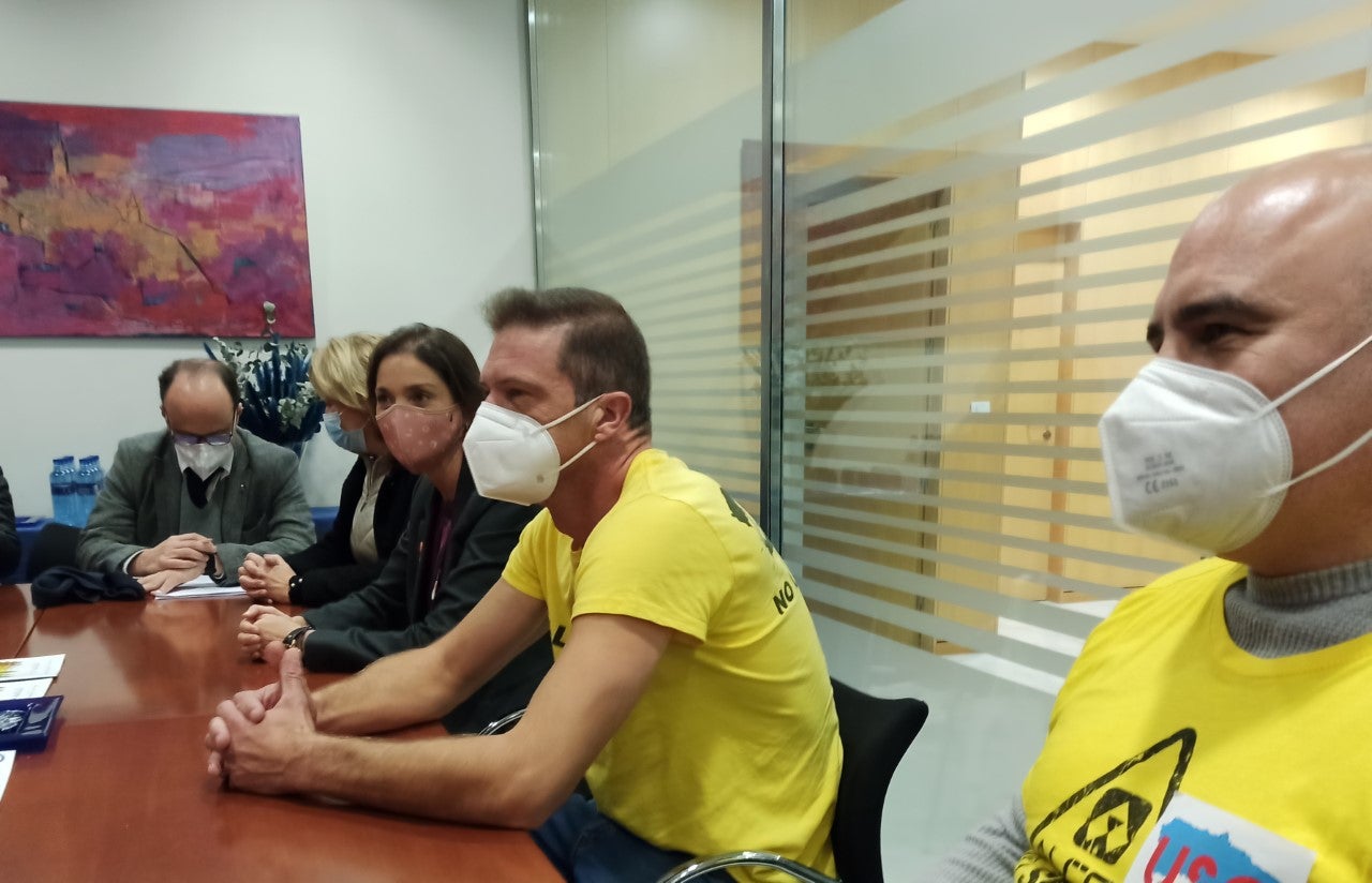 Ministerio y Comité esperan de tener más despejado el horizonte de los inversores para la planta de Avilés en un mes Ministerio y Comité esperan de tener más despejado el horizonte de los inversores para la planta de Avilés en un mes