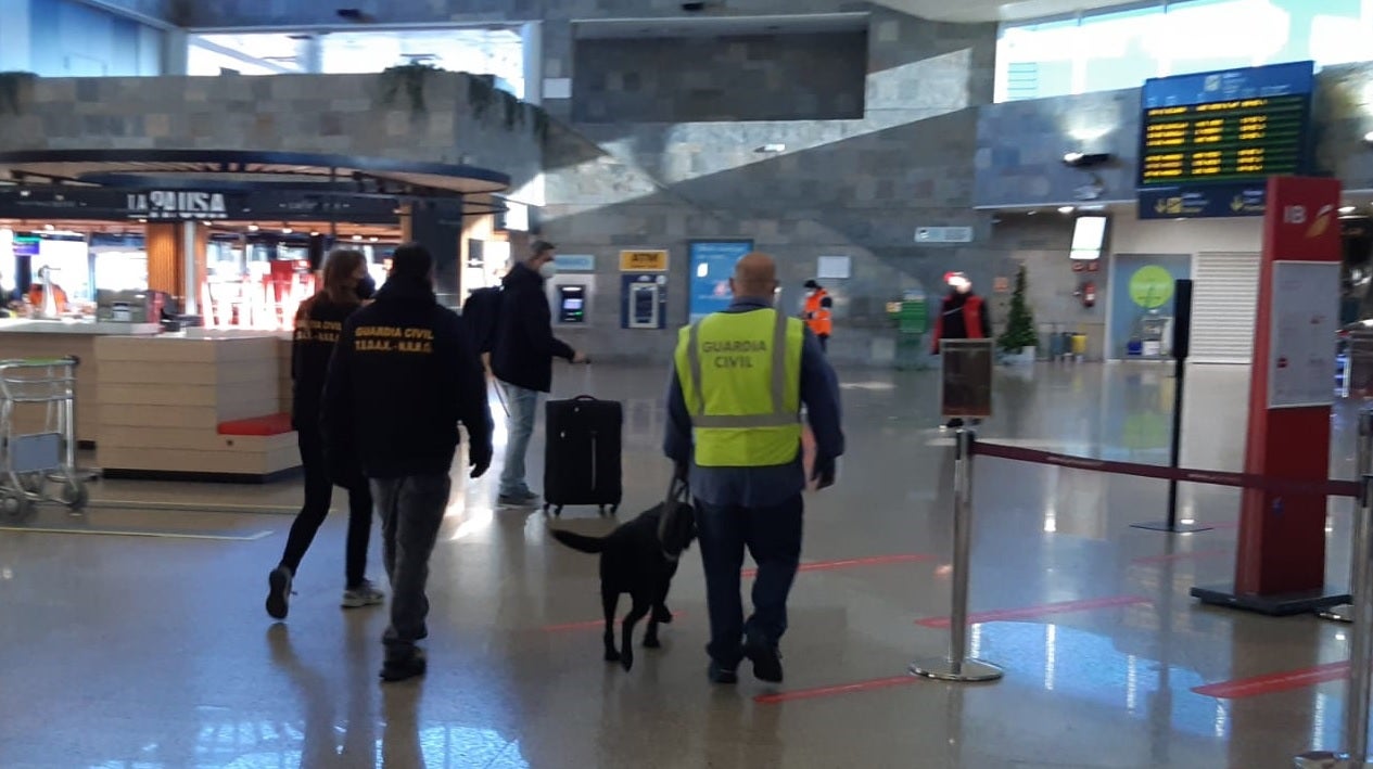 Falsa Alarma de bomba en Alvedro, nervios, tranquilidad y ... mucha, mucha Policía Falsa Alarma de bomba en Alvedro, nervios, tranquilidad y ... mucha, mucha Policía