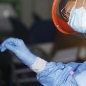 Un sanitario hace una PCR a una mujer para detectar el coronavirus