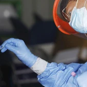 Un sanitario hace una PCR a una mujer para detectar el coronavirus Un sanitario hace una PCR a una mujer para detectar el coronavirus