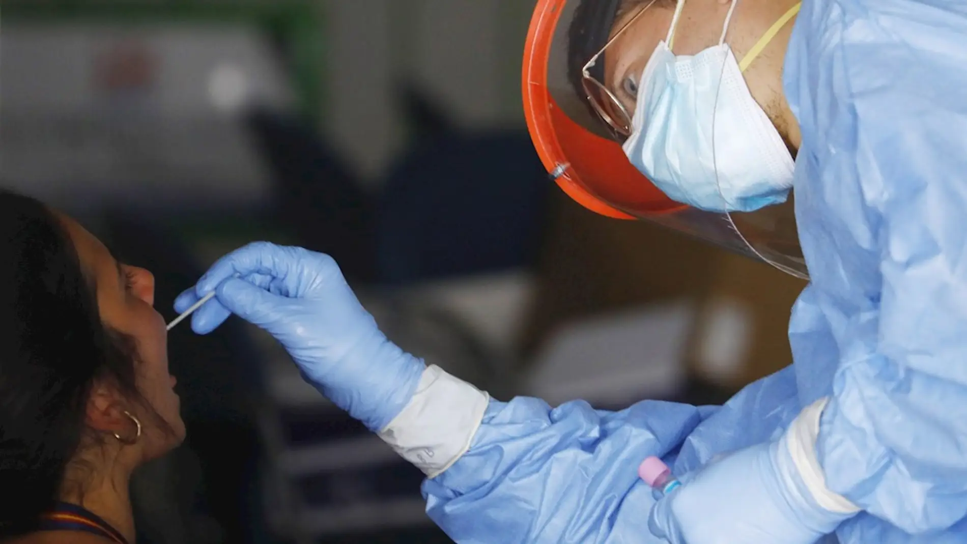 Un sanitario hace una PCR a una mujer para detectar el coronavirus Un sanitario hace una PCR a una mujer para detectar el coronavirus