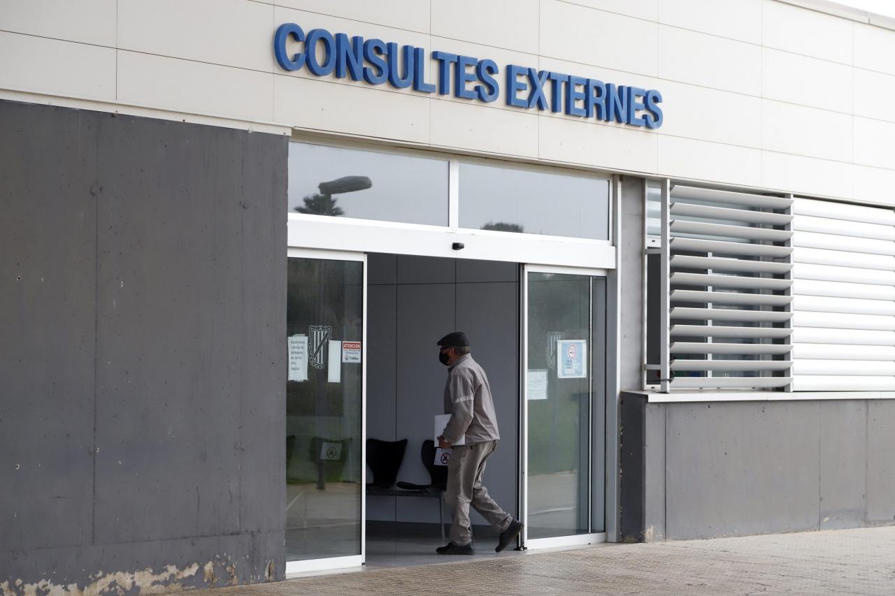 Limitan a un acompañante las visitas al Mateu Orfila por el aumento de contagios Limitan a un acompañante las visitas al Mateu Orfila por el aumento de contagios