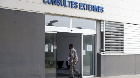 Un usuario entrando a las consultas externas del Mateu Orfila. 