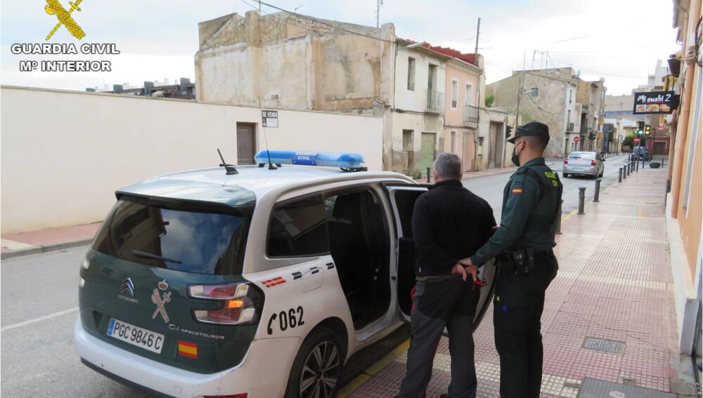 La Guardia Civil conduce a uno de los detenidos