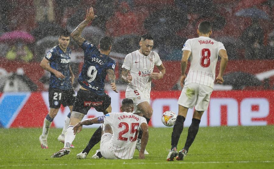 Rakitic rescata un punto para el Sevilla ante un correoso Alavés Rakitic rescata un punto para el Sevilla ante un correoso Alavés