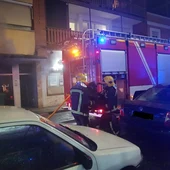 Los bomberos trabajando en la extinción del incendio Los bomberos trabajando en la extinción del incendio