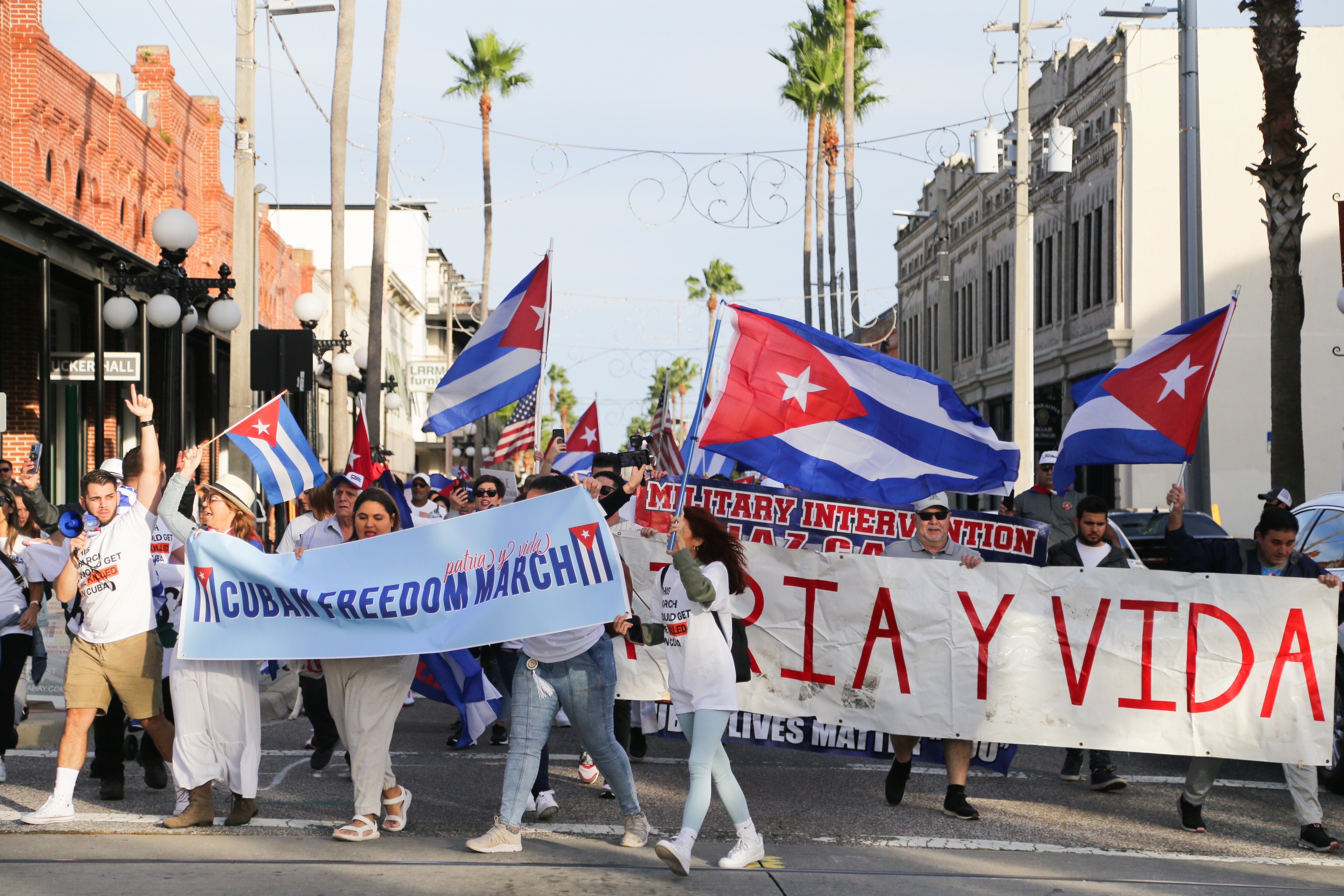 Un grupo de exiliados cubanos pide la intervención militar contra su propio país en una protesta celebrada en Miami. Un grupo de exiliados cubanos pide la intervención militar contra su propio país en una protesta celebrada en Miami.