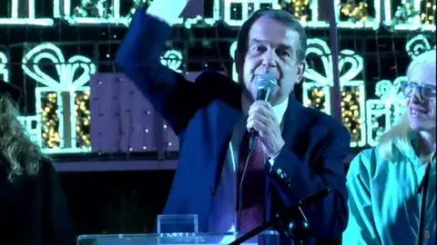 Las mejores frases de Abel Caballero en el encendido de luces de Navidad: "Cuando nieva en Vigo, nieva 'in the proper way'" Las mejores frases de Abel Caballero en el encendido de luces de Navidad: "Cuando nieva en Vigo, nieva 'in the proper way'"