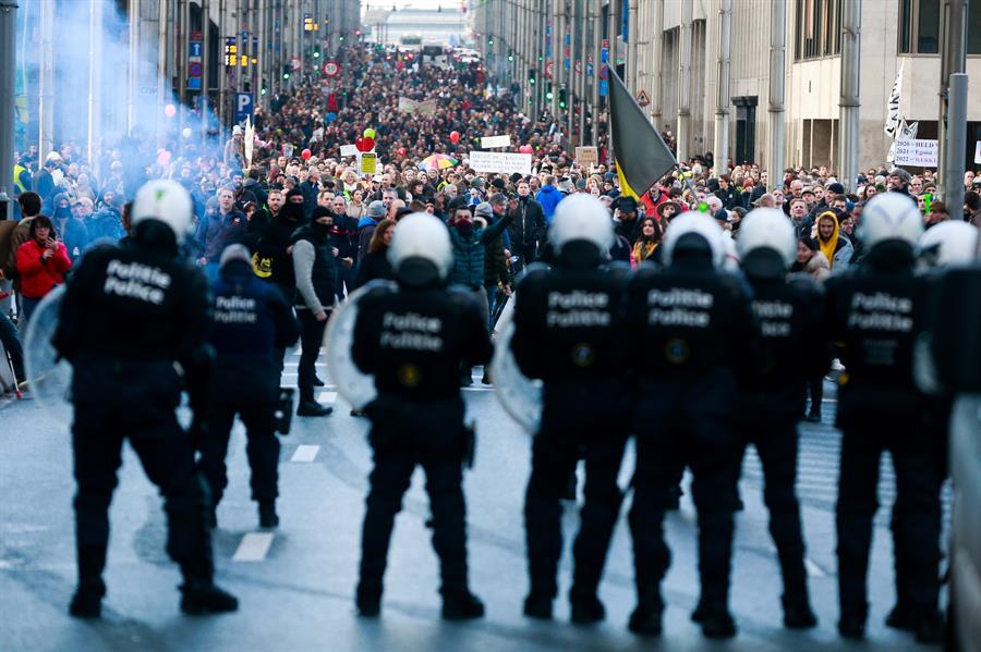 Graves incidentes en una manifestación contra las medidas anticovid en Bruselas Graves incidentes en una manifestación contra las medidas anticovid en Bruselas