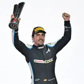 Fernando Alonso en el podio Fernando Alonso en el podio