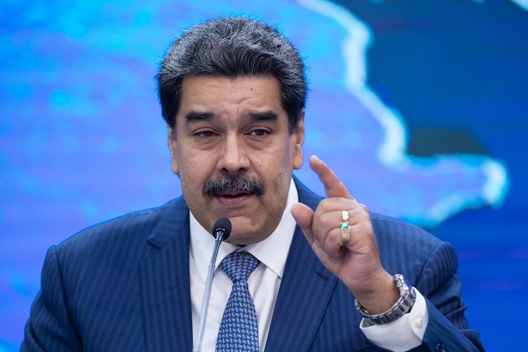 Maduro trata de enviar un mensaje a Biden en inglés y provoca las risas del público Maduro trata de enviar un mensaje a Biden en inglés y provoca las risas del público