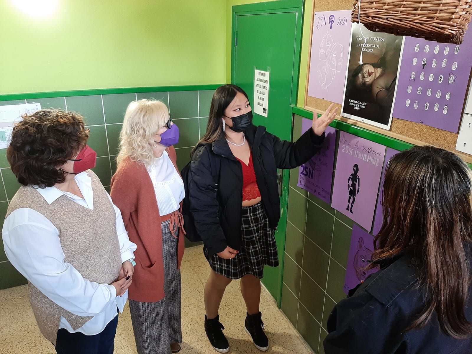 Una exposición conciencia sobre violencia de género a alumnos del Sierra de Guara Una exposición conciencia sobre violencia de género a alumnos del Sierra de Guara