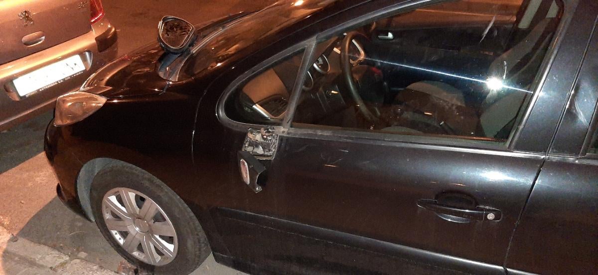 La Policía Local de Elche detiene a dos personas por romper retrovisores de vehículos aparcados La Policía Local de Elche detiene a dos personas por romper retrovisores de vehículos aparcados