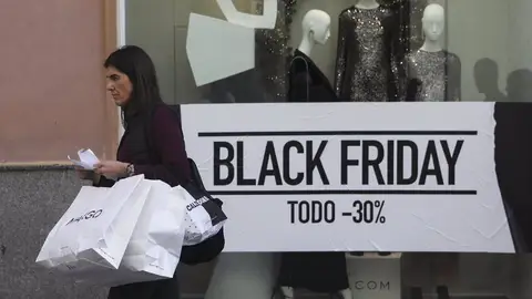 Las tiendas de ropa realizan importantes descuentos Las tiendas de ropa realizan importantes descuentos