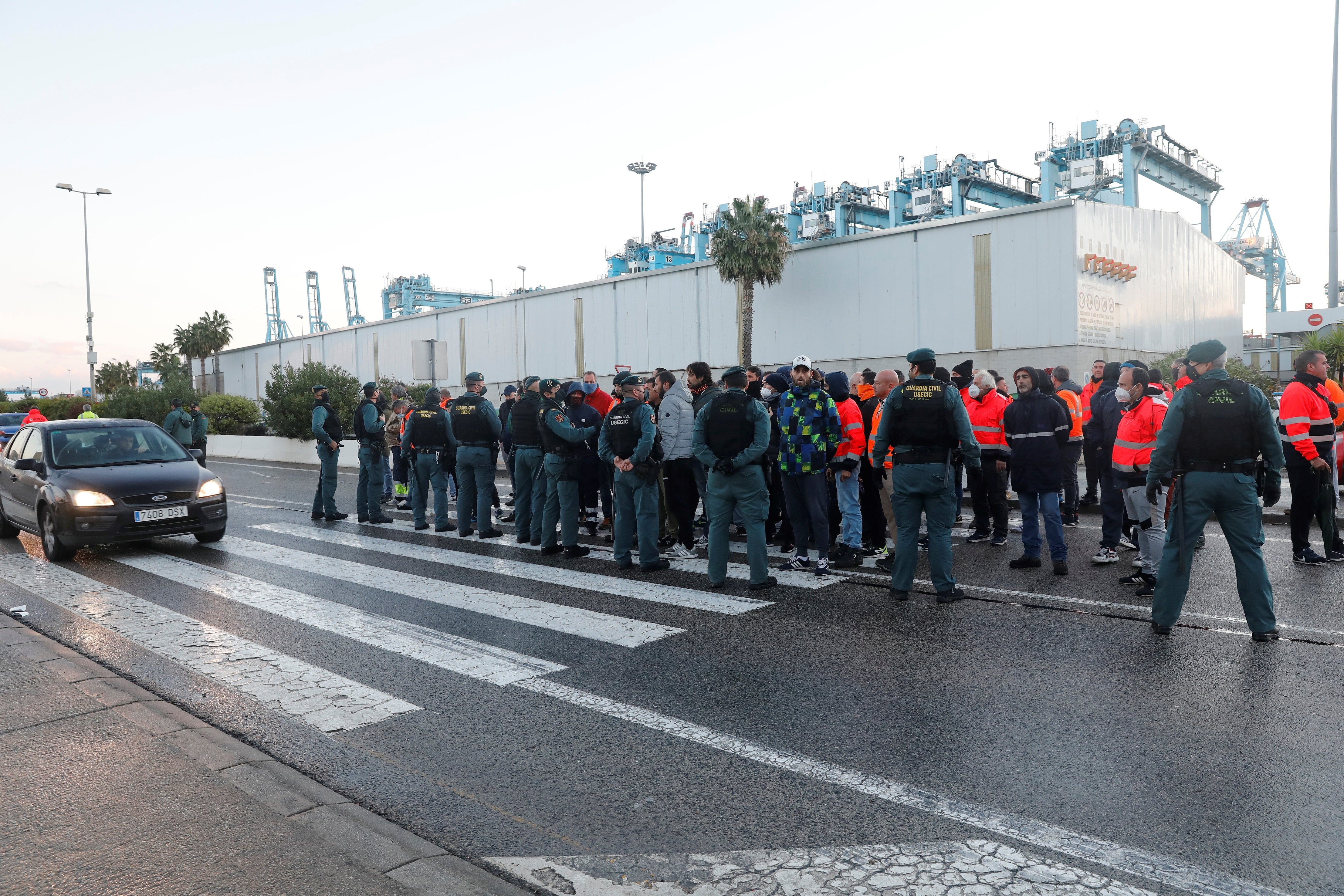 Muere un motorista al colisionar contra un camión parado en los accesos al puerto de Algeciras por los piquetes de la huelga del metal Muere un motorista al colisionar contra un camión parado en los accesos al puerto de Algeciras por los piquetes de la huelga del metal