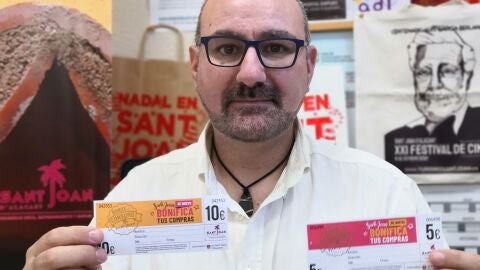 El concejal Manuel Giner presenta los bonos de descuento en 63 comercios El concejal Manuel Giner presenta los bonos de descuento en 63 comercios