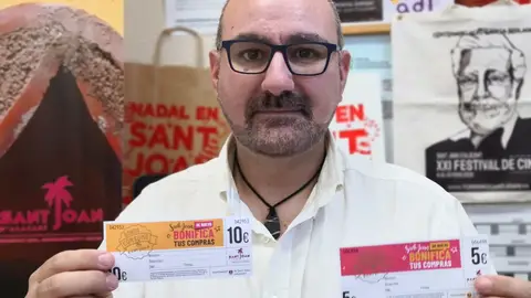 El concejal Manuel Giner presenta los bonos de descuento en 63 comercios El concejal Manuel Giner presenta los bonos de descuento en 63 comercios