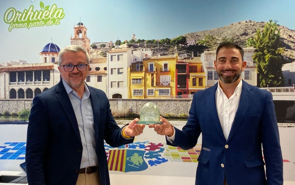 Orihuela recibe el galardón Iglú Verde por superar el reto de recogida selectiva de envases de vidrio Orihuela recibe el galardón Iglú Verde por superar el reto de recogida selectiva de envases de vidrio