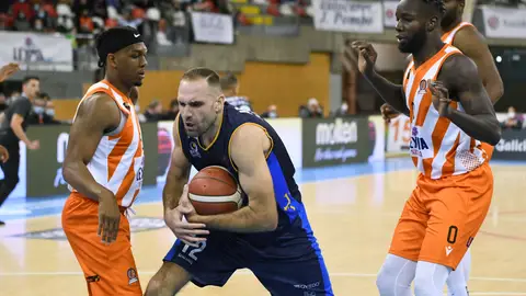 Oliver Artega, en el partido ante Coruña. Oliver Artega, en el partido ante Coruña.