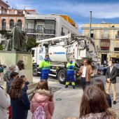 Aqualia rotula los camiones del servicio del agua en Badajoz con mensajes para concienciar sobre lo que se tira al water