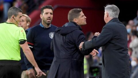 Robert Moreno protesta en el banquillo. A su lado, Carlo Ancelotti, del Real Madrid