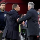 Robert Moreno protesta en el banquillo. A su lado, Carlo Ancelotti, del Real Madrid
