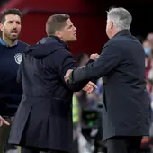 Robert Moreno protesta en el banquillo. A su lado, Carlo Ancelotti, del Real Madrid Robert Moreno protesta en el banquillo. A su lado, Carlo Ancelotti, del Real Madrid
