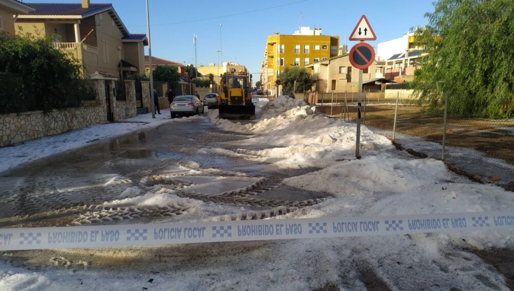 Granizo acumulado en una calle de Torrellano