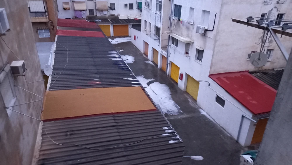 Imagen a las 8.00 horas del patio de un bloque de viviendas con restos de la granizada Imagen a las 8.00 horas del patio de un bloque de viviendas con restos de la granizada