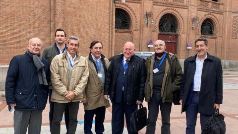 Foto de grupo frente a las Ventas, lugar escogido para la asamblea
