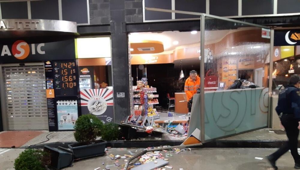 Daños provocados por un tornado en la gasolinera de El Altet. 