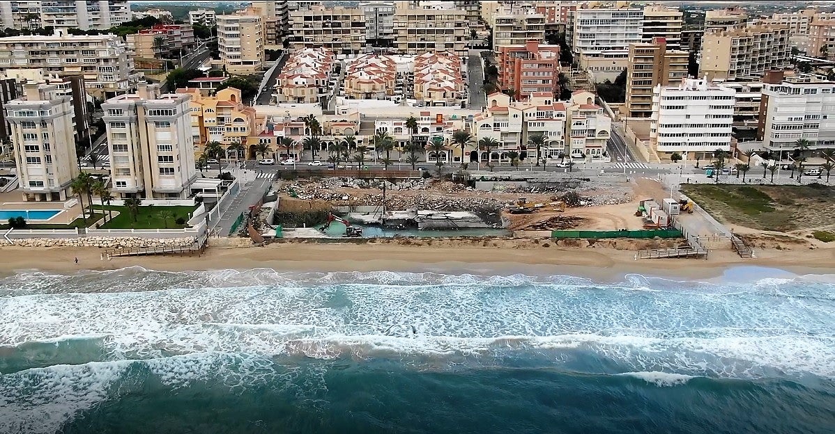 El Gobierno pone el derribo del hotel de Arenales del Sol de Elche como ejemplo de la recuperación del dominio marítimo-terrestre El Gobierno pone el derribo del hotel de Arenales del Sol de Elche como ejemplo de la recuperación del dominio marítimo-terrestre