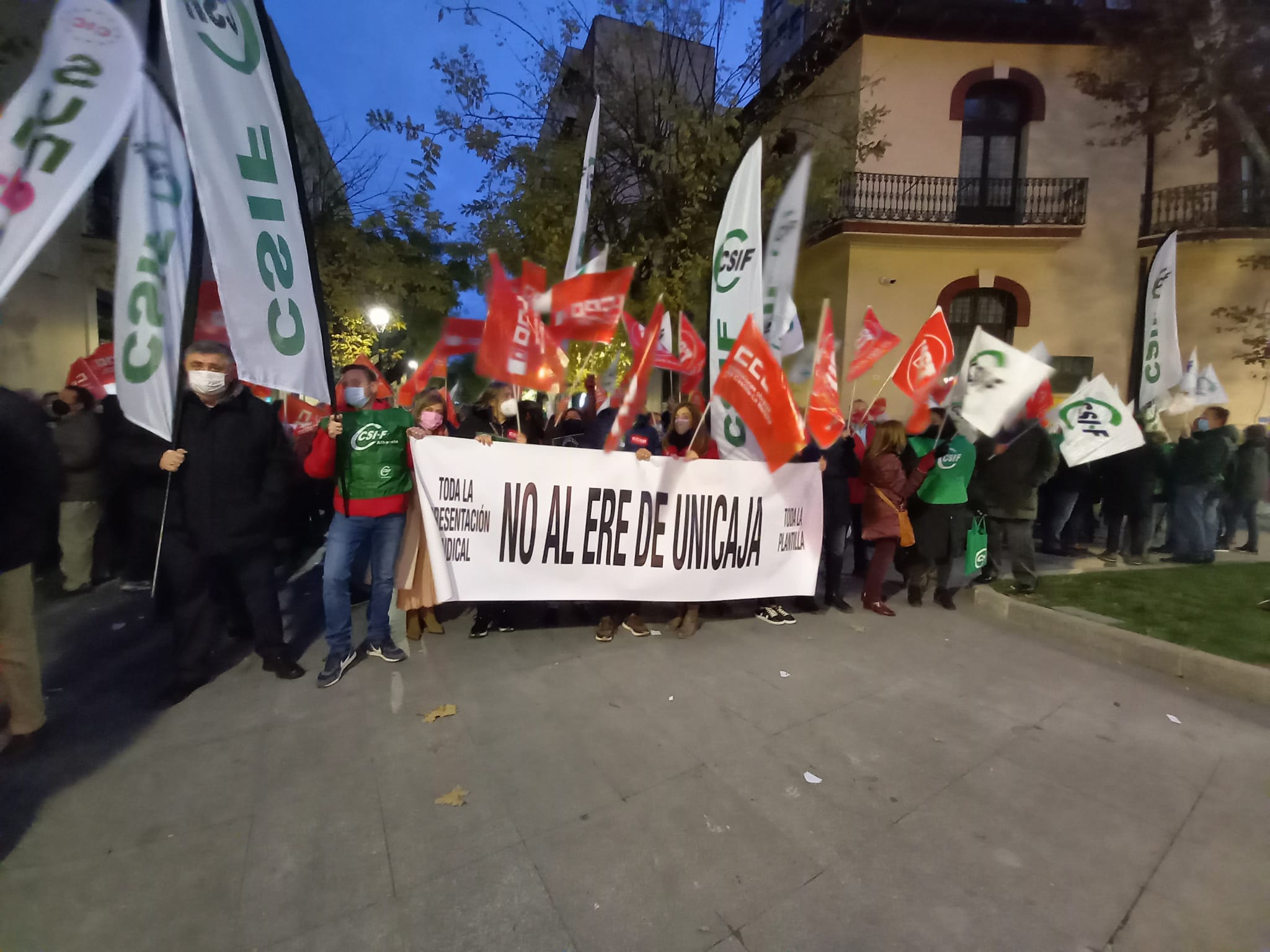 Los trabajadores de Unicaja se manifiestan en contra del ERE anunciado Los trabajadores de Unicaja se manifiestan en contra del ERE anunciado