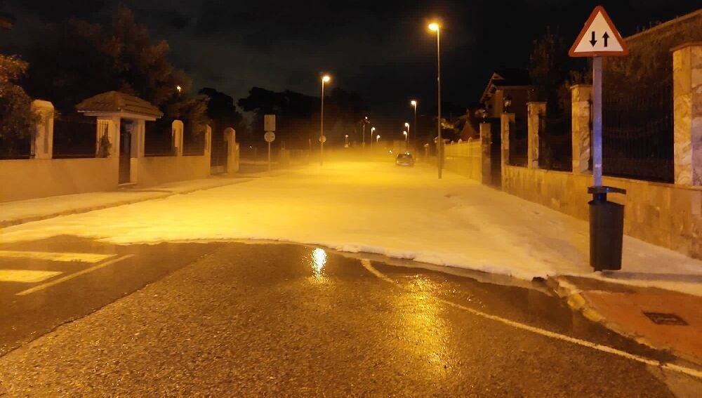 Acumulación de granizo en una calle de Torrellano. 