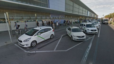 Parada de taxis en el aeropuerto de Es Codolar (Eivissa)