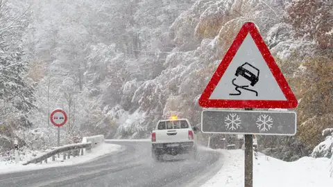 Una carretera de La Rioja afectada por la nieve Una carretera de La Rioja afectada por la nieve