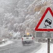 Una carretera de La Rioja afectada por la nieve
