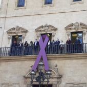 El Ayuntamiento de Palma ha colgado el lazo morado, con motivo del Día Internacional de la Eliminación de la Violencia contra la Mujer del 25N. 