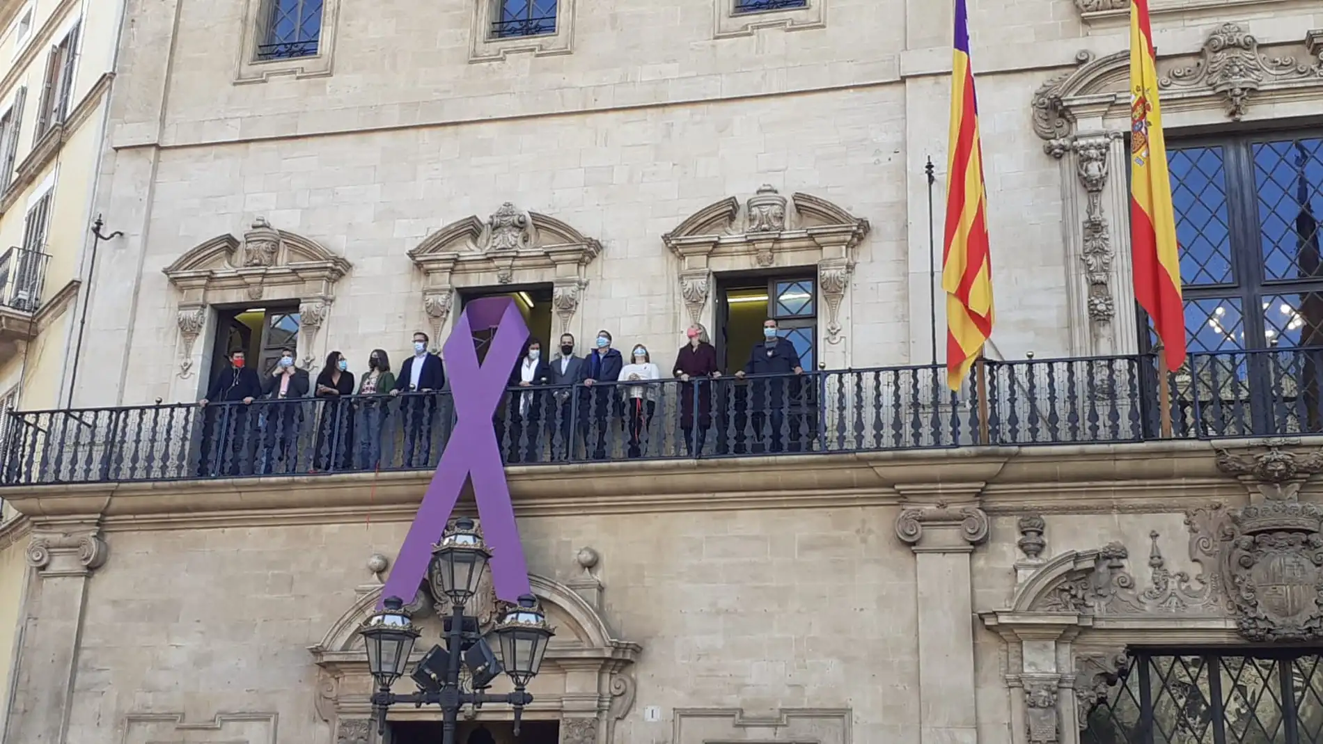 El Ayuntamiento de Palma ha colgado el lazo morado, con motivo del Día Internacional de la Eliminación de la Violencia contra la Mujer del 25N. 