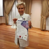 Carmen Quintanilla con el cartel anunciador del acto institucional de AFAMMER Carmen Quintanilla con el cartel anunciador del acto institucional de AFAMMER