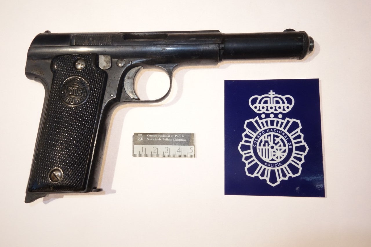 Detenido un hombre que disparó desde su vivienda con una pistola de munición real Detenido un hombre que disparó desde su vivienda con una pistola de munición real