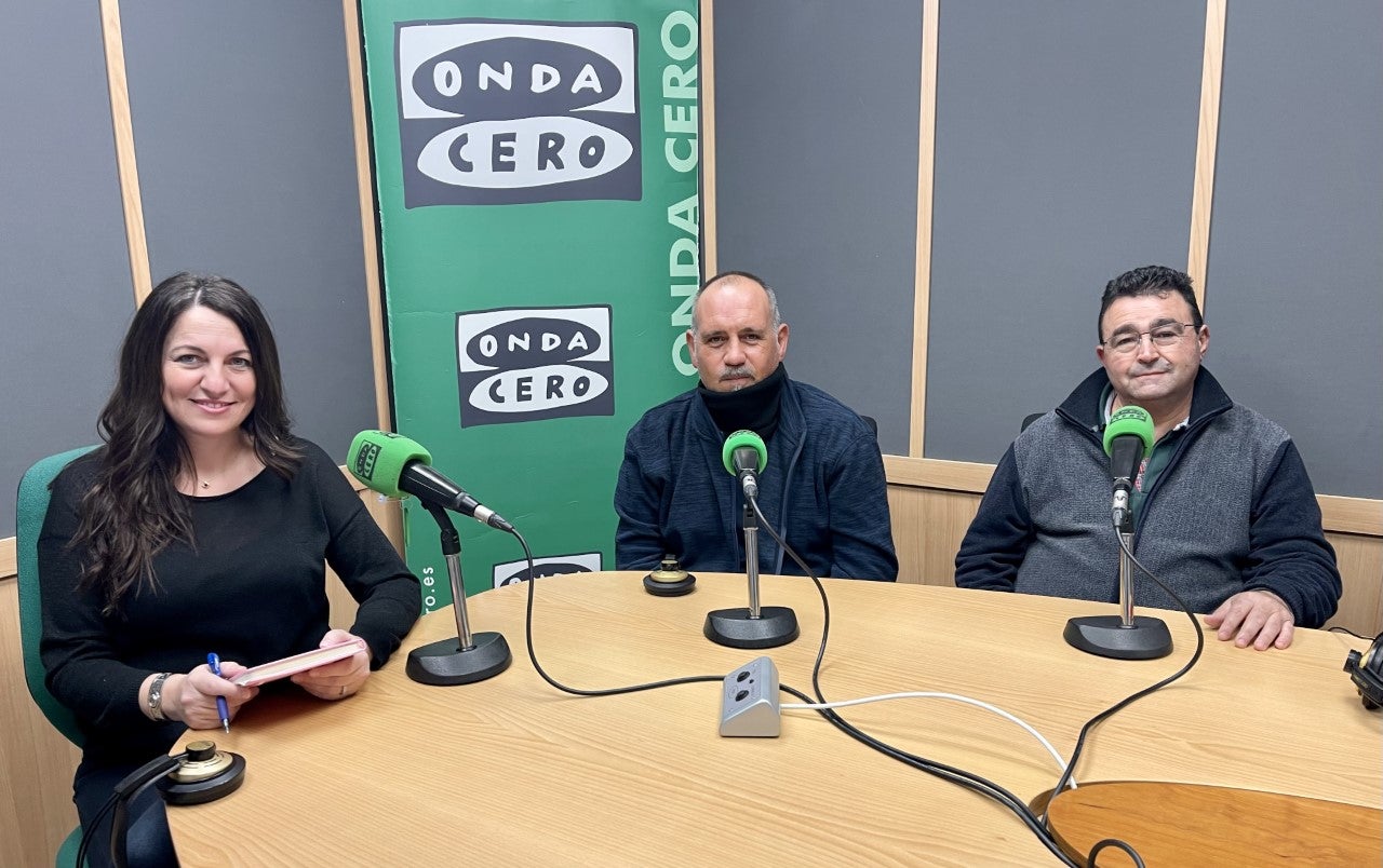 Vecindario por un Parque Central se concentra frente a la estación de tren de Alicante para exigir la creación de los pasos de peatones Vecindario por un Parque Central se concentra frente a la estación de tren de Alicante para exigir la creación de los pasos de peatones