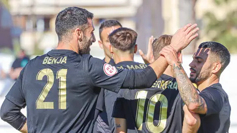 Benja celebra un gol con el Intercity. Benja celebra un gol con el Intercity.