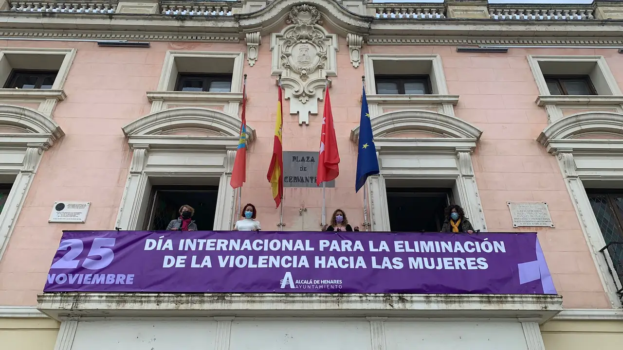 El balcón del Ayuntamiento de Alcalá de Henares ya muestra la pancarta morada contra la violencia machista El balcón del Ayuntamiento de Alcalá de Henares ya muestra la pancarta morada contra la violencia machista
