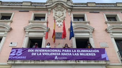 El balc&oacute;n del Ayuntamiento de Alcal&aacute; de Henares ya muestra la pancarta morada contra la violencia machista
