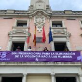 El balcón del Ayuntamiento de Alcalá de Henares ya muestra la pancarta morada contra la violencia machista